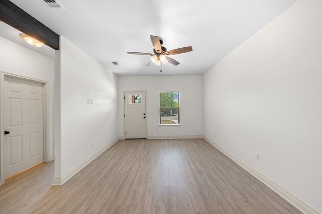 712 Gilmer St, Kerrville, TX 78028