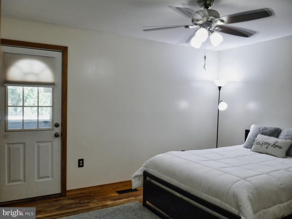 Image 10 of property listing at 536 CRESTPARK DR, Glen Burnie, MD 21061