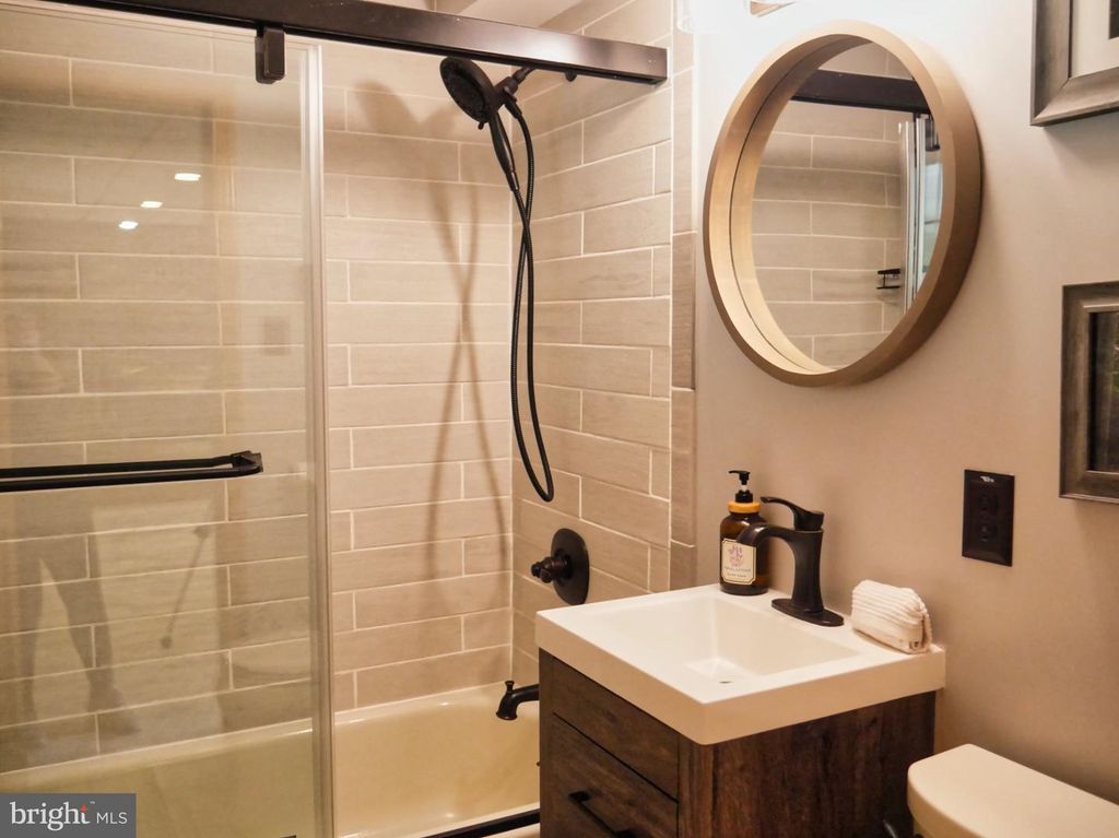 Image 13 of property listing at 536 CRESTPARK DR, Glen Burnie, MD 21061