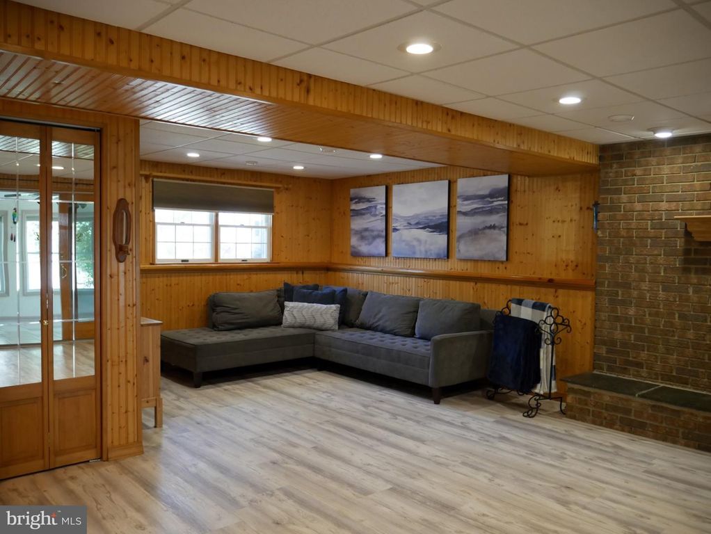 Image 15 of property listing at 536 CRESTPARK DR, Glen Burnie, MD 21061