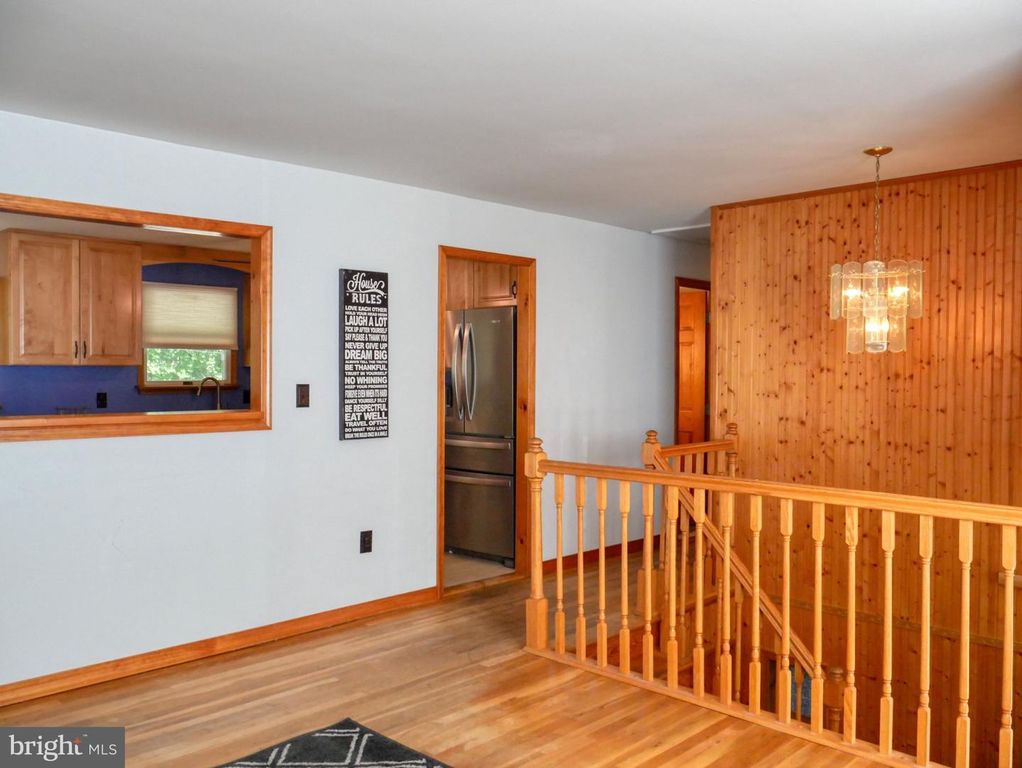 Image 3 of property listing at 536 CRESTPARK DR, Glen Burnie, MD 21061