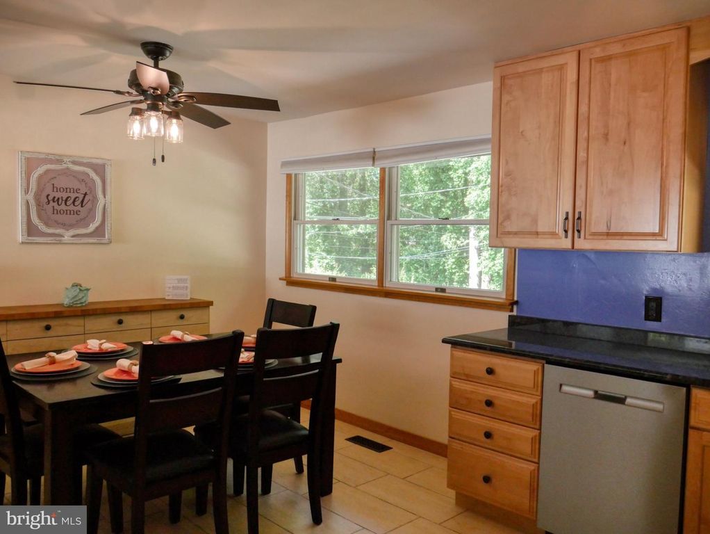 Image 5 of property listing at 536 CRESTPARK DR, Glen Burnie, MD 21061