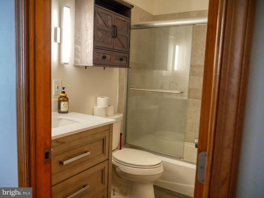 Image 7 of property listing at 536 CRESTPARK DR, Glen Burnie, MD 21061
