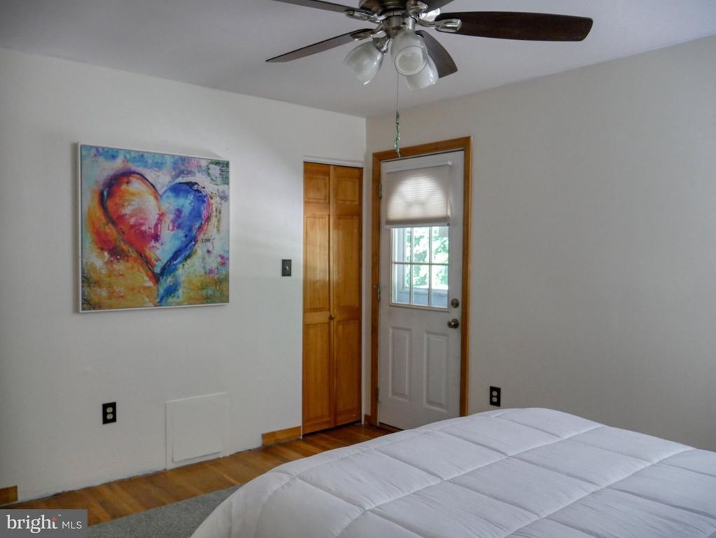 Image 9 of property listing at 536 CRESTPARK DR, Glen Burnie, MD 21061
