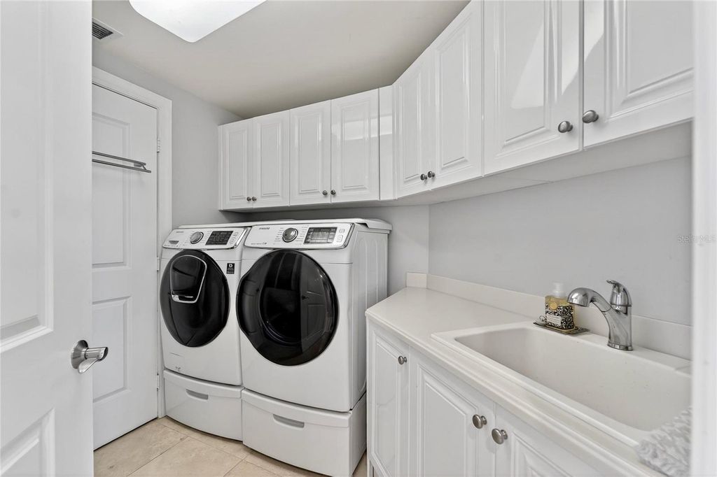 Image 37 of property listing at 5823 BOWEN DANIEL DRIVE 906, Tampa, FL 33616