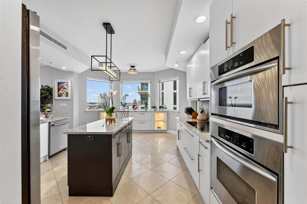 Image 10 of property listing at 5823 BOWEN DANIEL DRIVE 906, Tampa, FL 33616