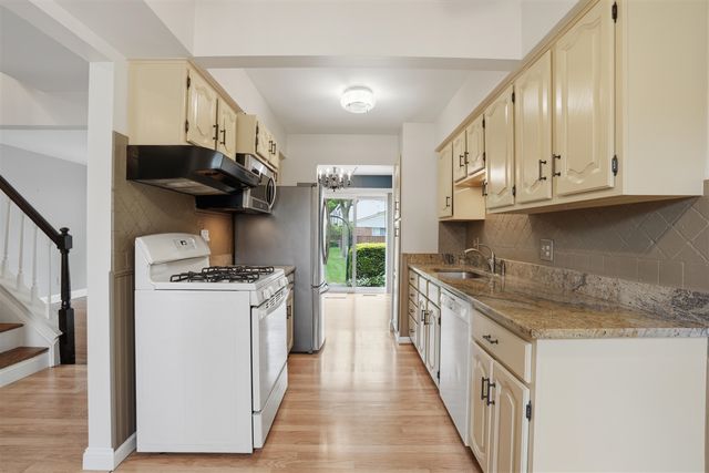 18239 Jamestown Circle, Northville, MI 48168