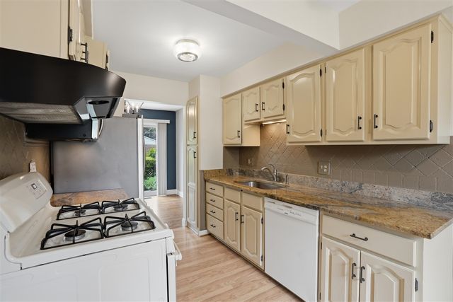 18239 Jamestown Circle, Northville, MI 48168