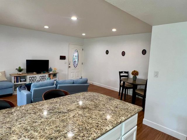 155 Rosebay Drive 37, Encinitas, CA 92024