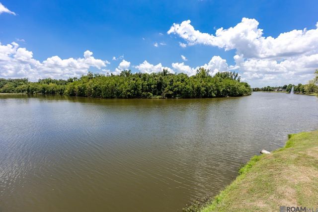 6118 Lake Bend Dr, Baton Rouge, LA 70820