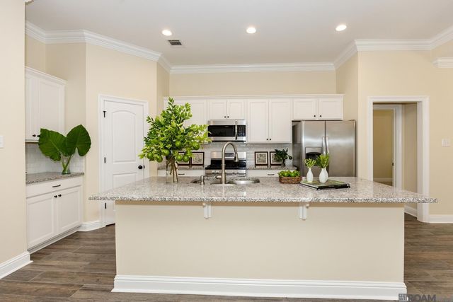 6118 Lake Bend Dr, Baton Rouge, LA 70820
