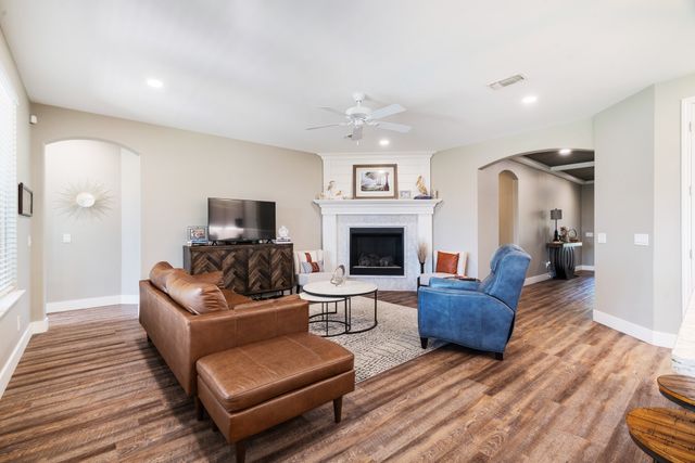 1040 Cannon Place, Paris, TX 75462