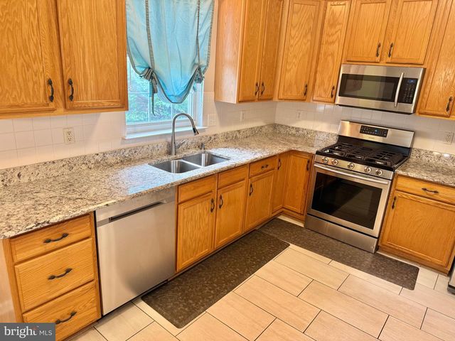 121 W HARVEST DR, New Castle, DE 19720