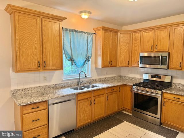 121 W HARVEST DR, New Castle, DE 19720