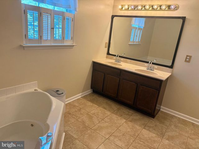 121 W HARVEST DR, New Castle, DE 19720