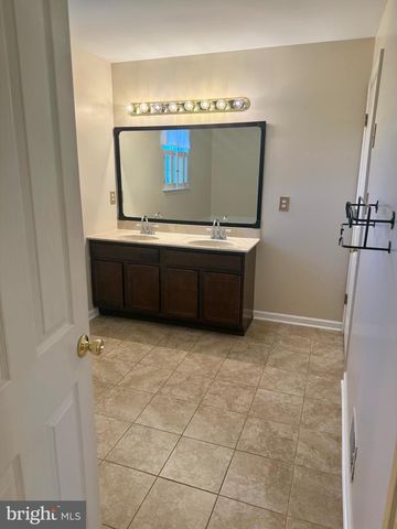 121 W HARVEST DR, New Castle, DE 19720