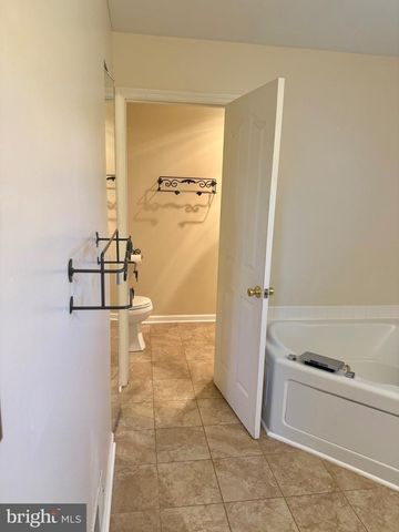 121 W HARVEST DR, New Castle, DE 19720
