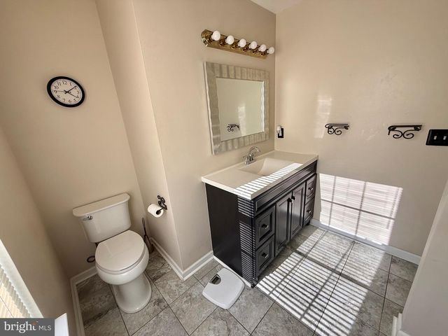 121 W HARVEST DR, New Castle, DE 19720