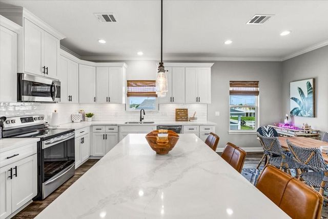 961 Palmetto Drive, Crystal Beach, TX 77650