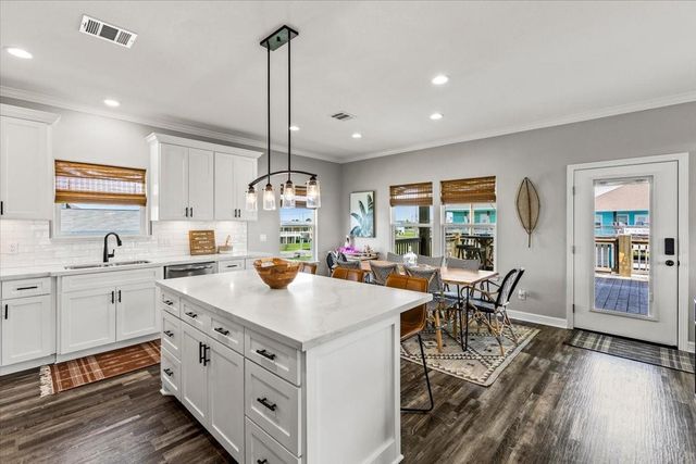 961 Palmetto Drive, Crystal Beach, TX 77650