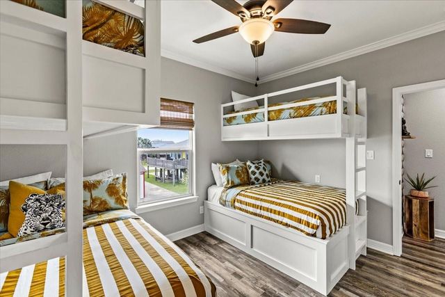 961 Palmetto Drive, Crystal Beach, TX 77650