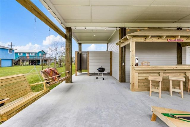961 Palmetto Drive, Crystal Beach, TX 77650