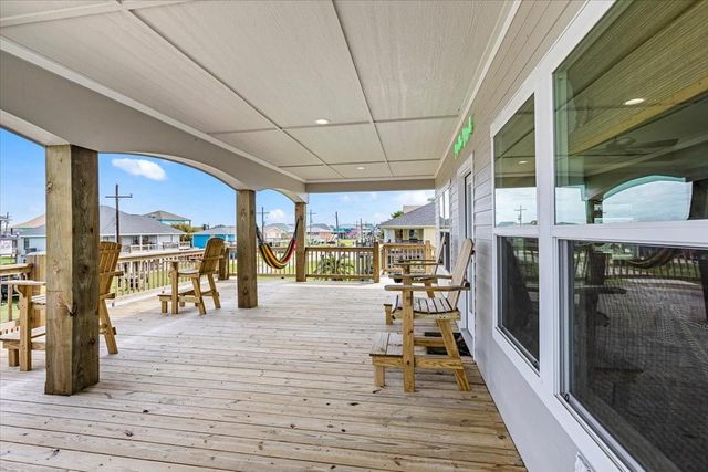 961 Palmetto Drive, Crystal Beach, TX 77650