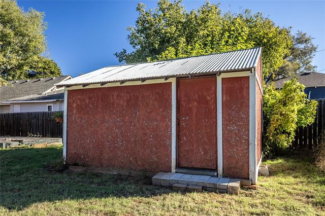 302 E Tom Stafford Street, Weatherford, OK 73096