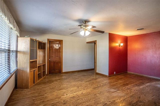 302 E Tom Stafford Street, Weatherford, OK 73096