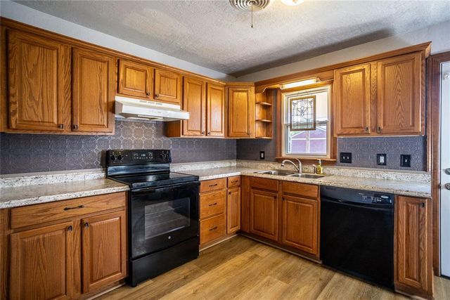 302 E Tom Stafford Street, Weatherford, OK 73096