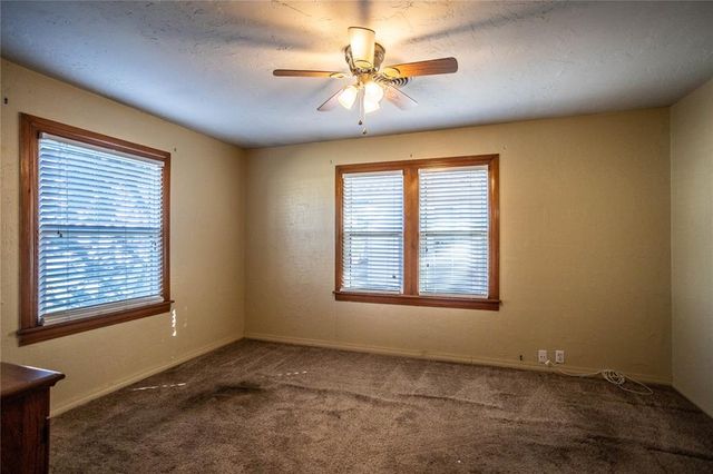 302 E Tom Stafford Street, Weatherford, OK 73096