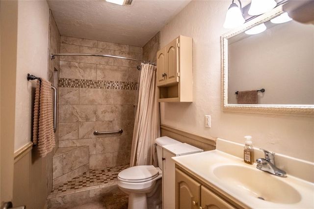 302 E Tom Stafford Street, Weatherford, OK 73096