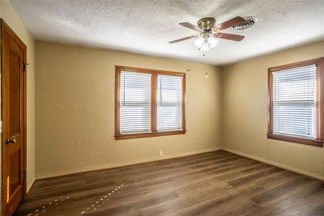 302 E Tom Stafford Street, Weatherford, OK 73096