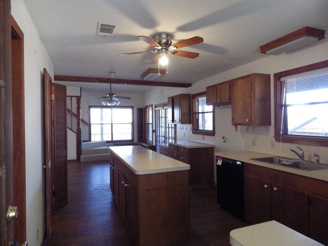 17 Lake Drive, Huntsville, TX 77320