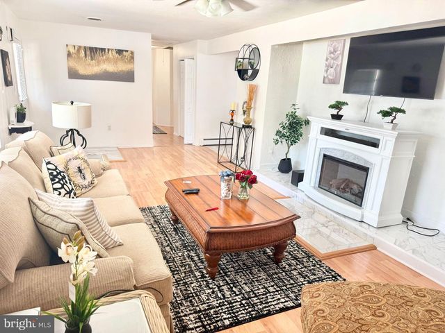 104 NAUTILUS DR, Manahawkin, NJ 08050