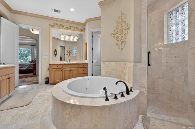 14 Champions Way, San Antonio, TX 78258
