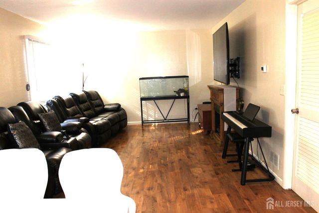 39 Independence Court, Piscataway, NJ 08854