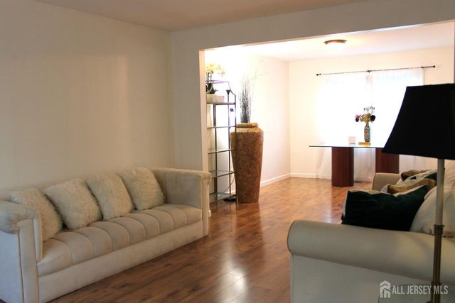 39 Independence Court, Piscataway, NJ 08854