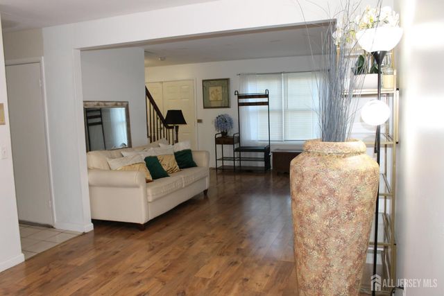 39 Independence Court, Piscataway, NJ 08854