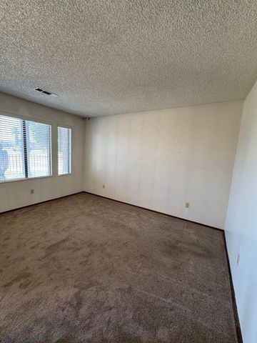 1502 S Lydia Drive, Tulare, CA 93274