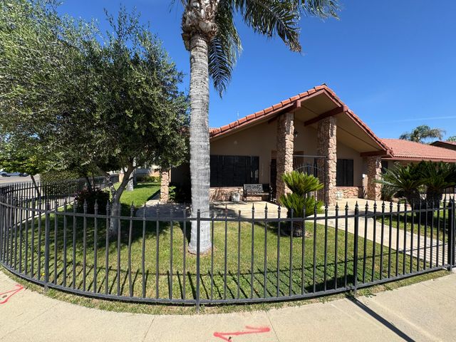 1502 S Lydia Drive, Tulare, CA 93274