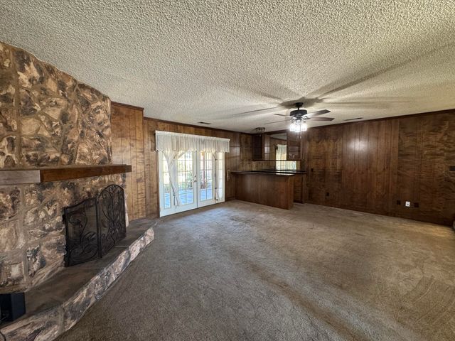 1502 S Lydia Drive, Tulare, CA 93274