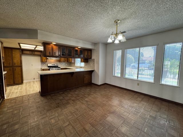 1502 S Lydia Drive, Tulare, CA 93274