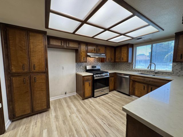 1502 S Lydia Drive, Tulare, CA 93274