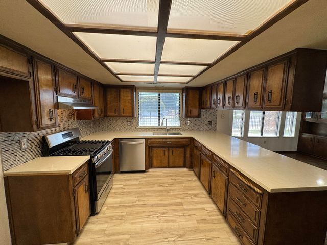 1502 S Lydia Drive, Tulare, CA 93274