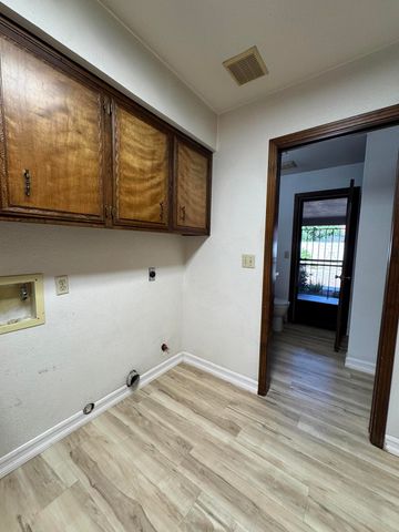 1502 S Lydia Drive, Tulare, CA 93274