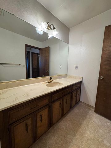 1502 S Lydia Drive, Tulare, CA 93274