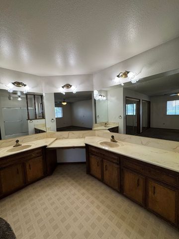 1502 S Lydia Drive, Tulare, CA 93274