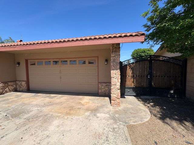 1502 S Lydia Drive, Tulare, CA 93274