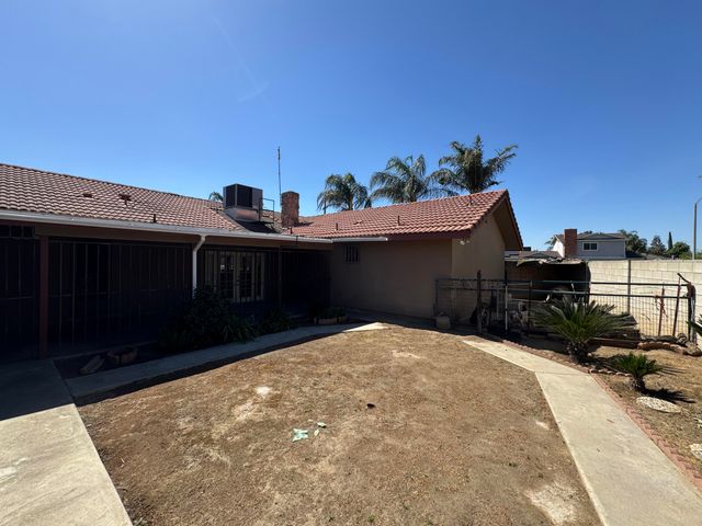 1502 S Lydia Drive, Tulare, CA 93274